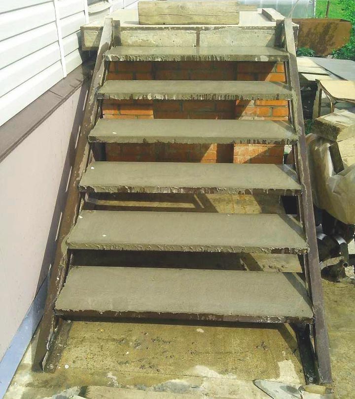 Окончательная заливка бетона в металлическую лестницу