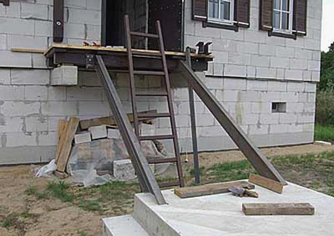Монтаж основы лестницы из двух швеллеров