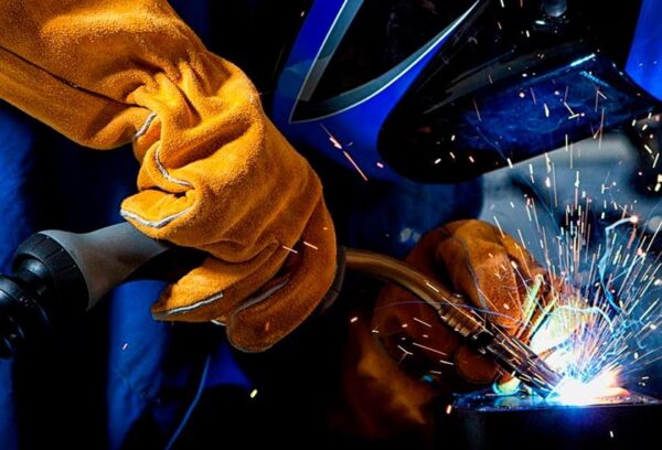 Рабочие перчатки как ключевой элемент индивидуальной защиты: обзор популярных материалов, свойств и областей применения
